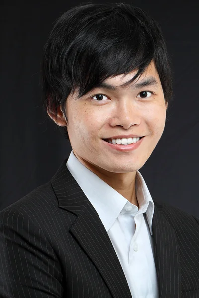 Junger asiatischer Mann im schwarzen Anzug — Stockfoto