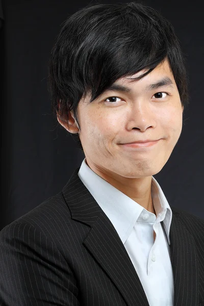 Jonge Aziatische man in zwart pak — Stockfoto