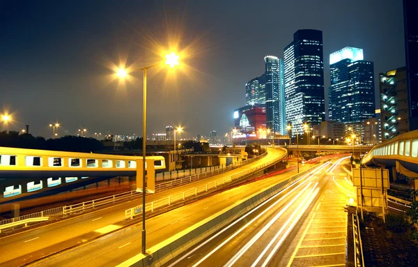 Urban landscape at night and through the city traffic — Stock Photo, Image