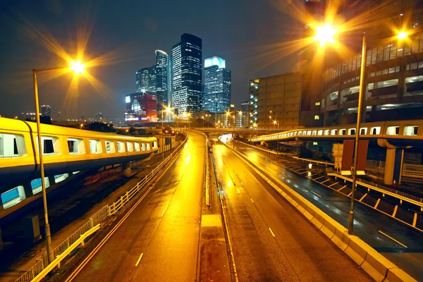Ciudad urbana moderna por la noche — Foto de Stock