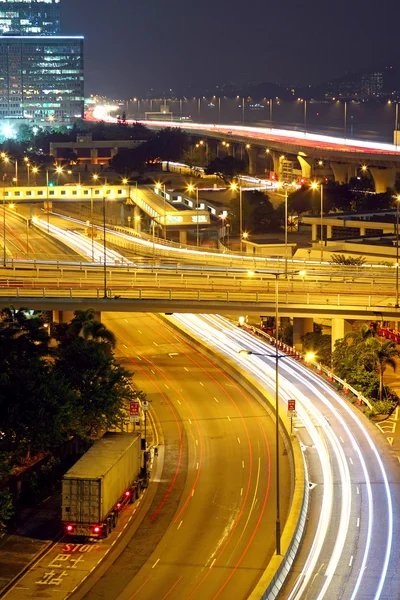 Paisagem urbana à noite e através do tráfego da cidade — Fotografia de Stock