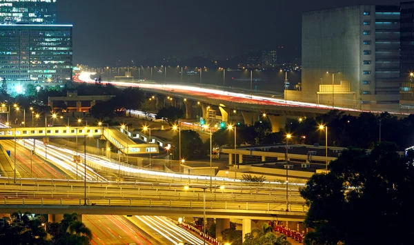 Moderne stedelijke stad bij nacht — Stockfoto