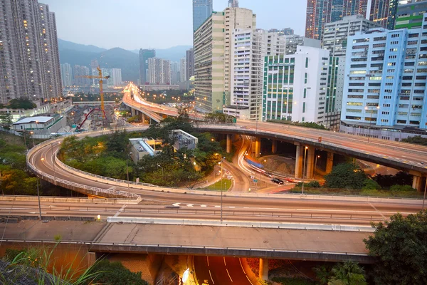 Centro de la ciudad y paso elevado en Hong Kong — Foto de Stock