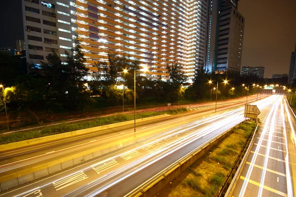 Área urbana crepúsculo, tráfego movimentado — Fotografia de Stock