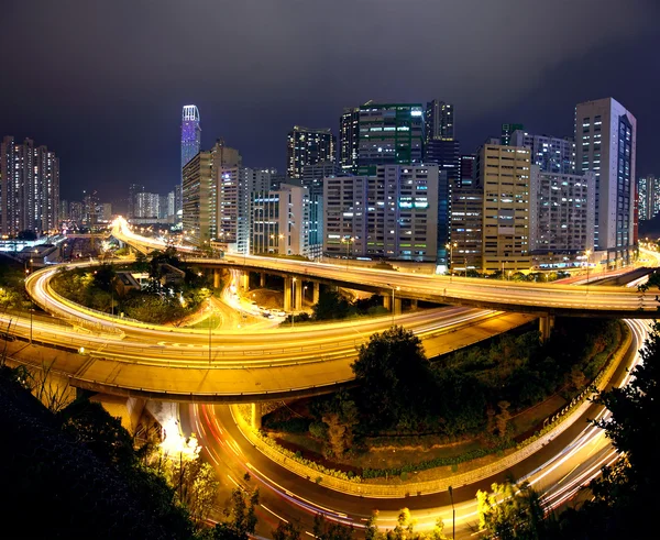 Colorida noche de ciudad con edificios y puente — Foto de Stock