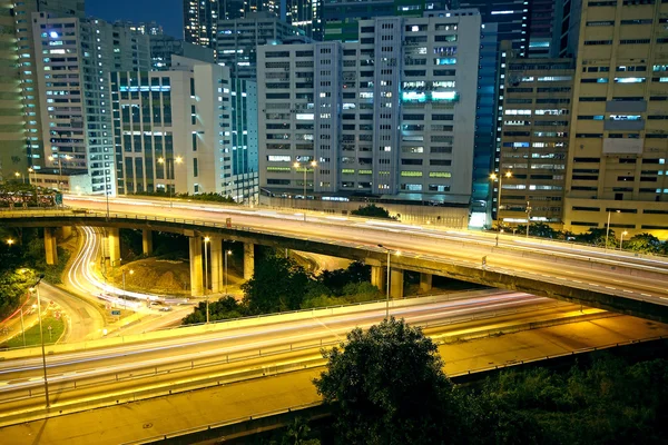 Renkli şehir gece binalar ve köprü — Stok fotoğraf