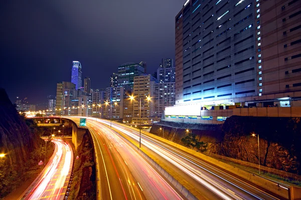 Área urbana crepúsculo, tráfego movimentado — Fotografia de Stock