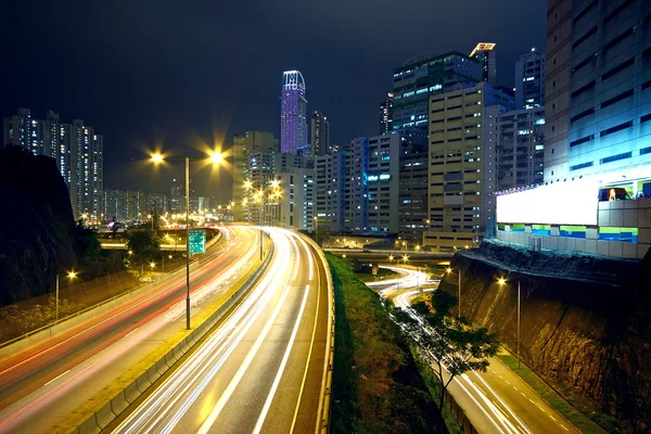 Trafik gece ve büyük reklam blok — Stok fotoğraf