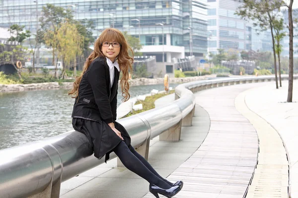 Ásia mulher de negócios sentado ao ar livre — Fotografia de Stock