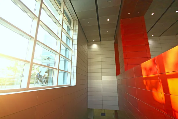 Edifício moderno e parede de metal vermelho interior — Fotografia de Stock