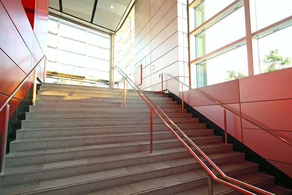 Edificio moderno e parete metallica rossa coperta — Foto Stock