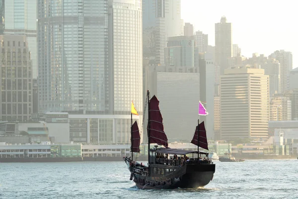 Navio à vela chinês em Hong Kong Victoria Habour — Fotografia de Stock