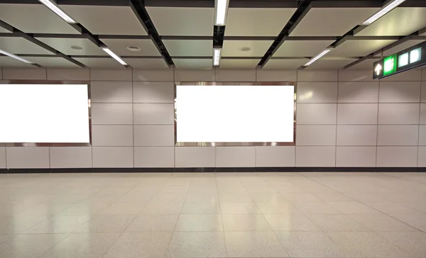 モダンな建物内に空白の広告 — ストック写真