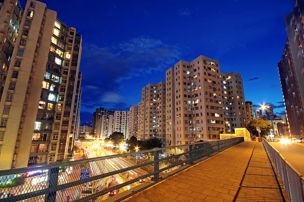 Moderne Großstadt bei Nacht mit Autobahnverkehr — Stockfoto