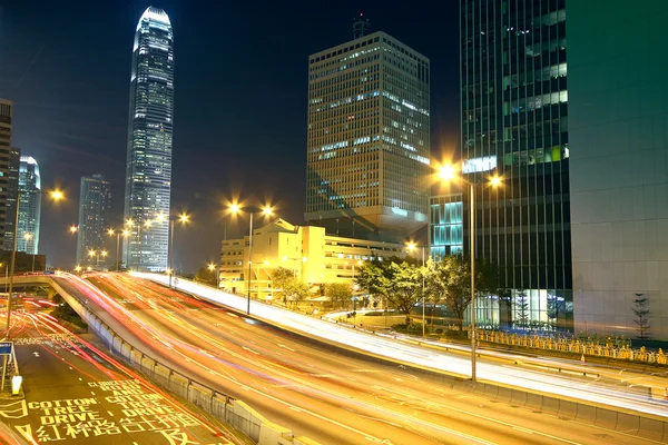 Barevné město noci se světly auta pohybu v hong k — Stock fotografie