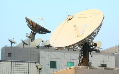 uydu haberleşme yemekler üstünde belgili tanımlık tepe-in tv istasyonu