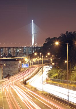 gece şehir trafiğine