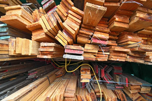 Стопка деревянных досок . — стоковое фото