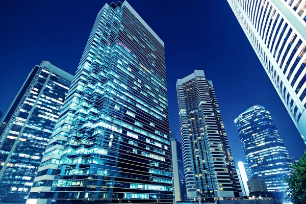 Edificios altos de oficinas por la noche — Foto de Stock