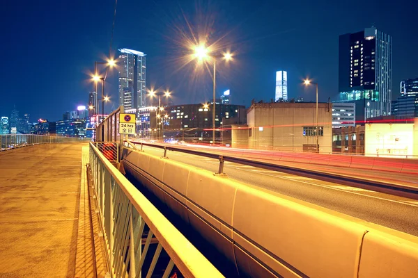 Cavalcavia pedonale e ponte stradale di notte — Foto Stock
