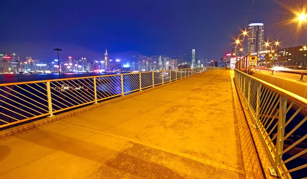 Yaya üstgeçidi ve gece köprüde trafik — Stok fotoğraf