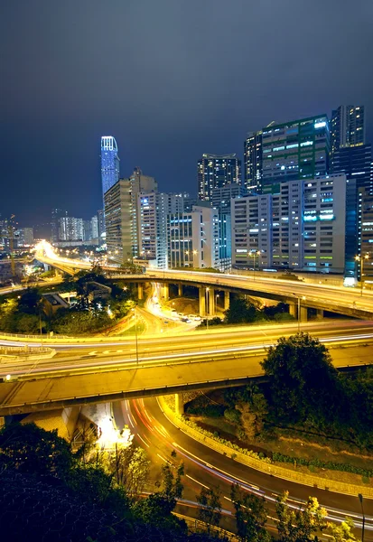 Kleurrijke stad nacht met gebouwen en bridge — Stockfoto