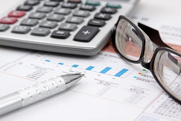 Aktiendiagramm mit Taschenrechner, Stift und Brille — Stockfoto