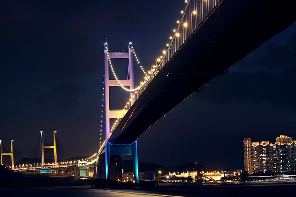 Verkeer snelweg brug bij nacht, hong kong — Stockfoto