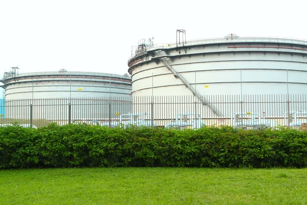 Tanques de gas en el polígono industrial, energía de suspensión para transp —  Fotos de Stock