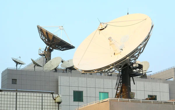Comunicações por satélite Pratos no topo da estação de TV — Fotografia de Stock