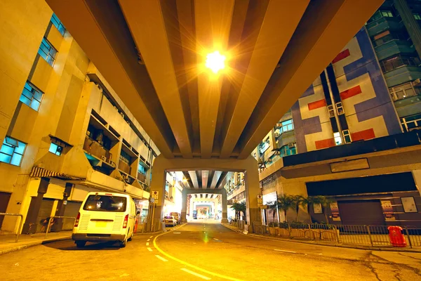 Движение в центре города ночью, Гонконг — стоковое фото
