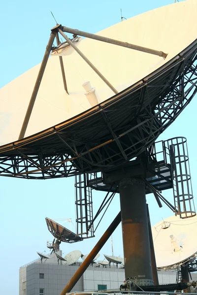 Satellite Communications Dishes on top of TV Station — Stock Photo, Image
