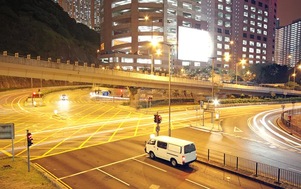 Tráfico en la ciudad moderna por la noche — Foto de Stock