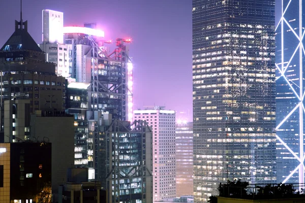 Kancelářská budova v noci v hong Kongu — Stock fotografie