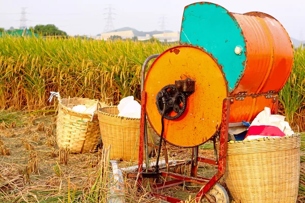 Antika pirinç ahşap makine — Stok fotoğraf