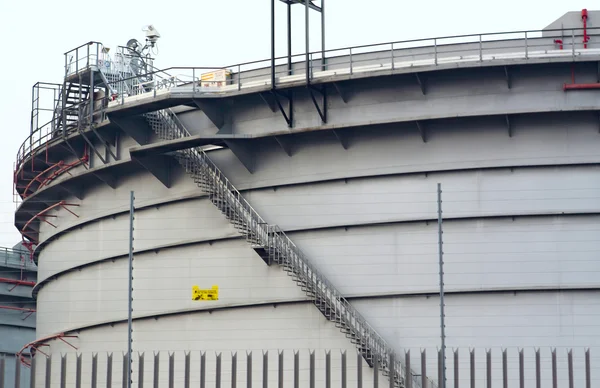 Tanques de gas en el polígono industrial, energía de suspensión para transp —  Fotos de Stock