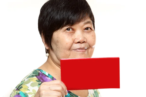Mujer asiática sosteniendo una tarjeta roja —  Fotos de Stock