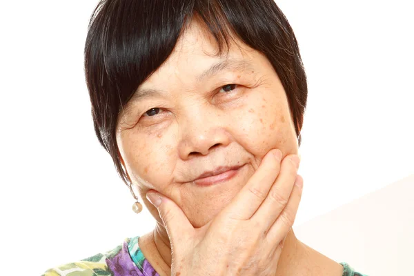Senior asiatisch mit hand — Stockfoto