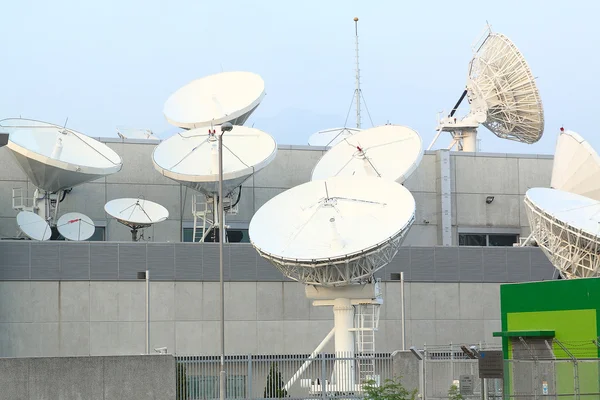 Communicatie satellietschotels bovenop tv-station — Stockfoto