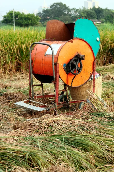 Antika pirinç ahşap makine — Stok fotoğraf