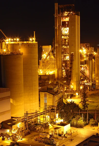 Cementfabriek in de nacht — Stockfoto
