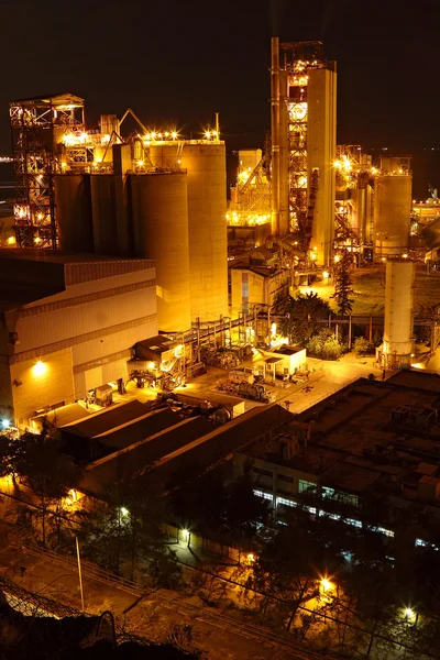 Cementfabriek in de nacht — Stockfoto