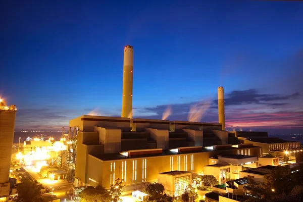 Uhelnou elektrárnu a noční modrá obloha — Stock fotografie