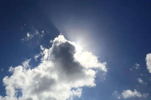 Solstrålar och perfekt sky — Stockfoto
