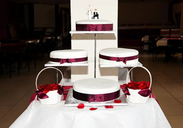 Cztery warstwy tort weselny — Zdjęcie stockowe