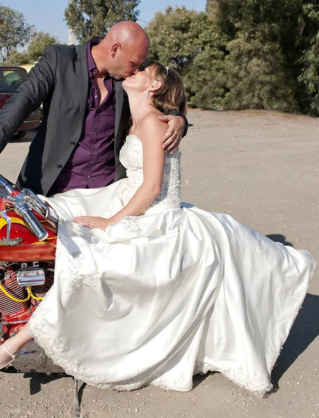 Bruden och brudgummen i solskenet — Stockfoto