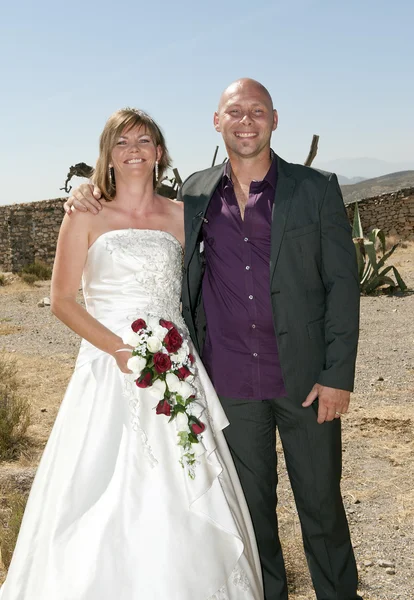 Menyasszony és a vőlegény a napsütésben — Stock Fotó