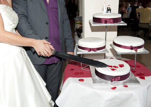 Close up of the Bride and Groom cortando o bolo — Fotografia de Stock