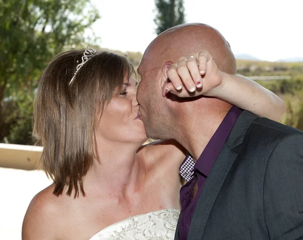 Der erste Kuss von Braut und Bräutigam — Stockfoto