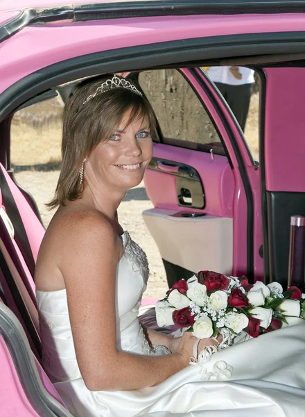 Невеста в свадебном автомобиле — стоковое фото